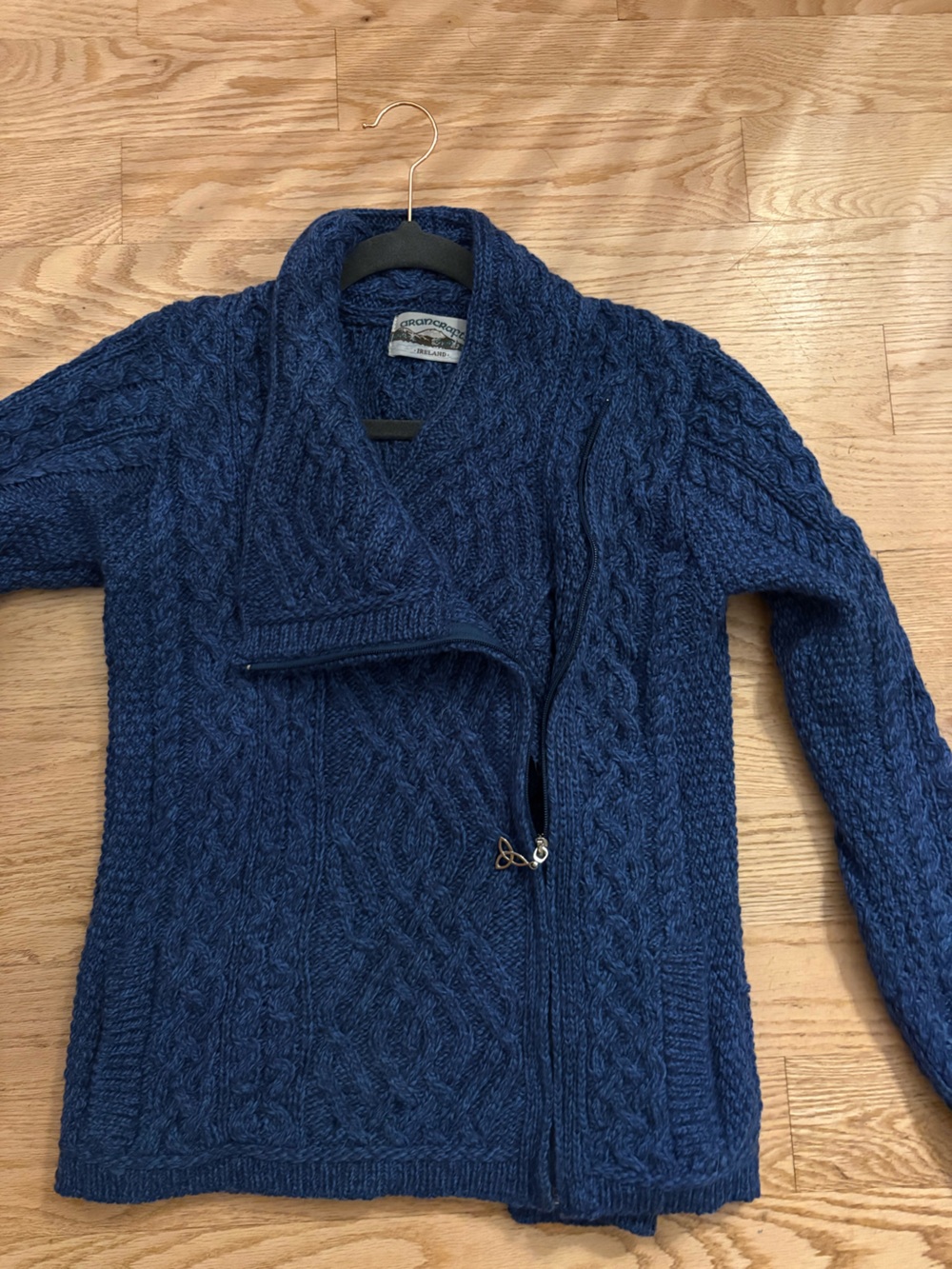 NWOT Aran Crafts Irish Knit Royal Cable Knit Zip Sweater with Pouch Pockets. - Picture 2 of 7